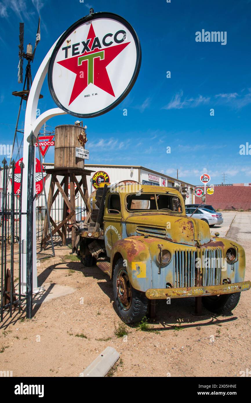 Kramer Junction ist eine Raststätte an der U.S. 395 in der kalifornischen Mojave-Wüste mit Antiquitätenläden und Wildblumensuperblüten. Stockfoto