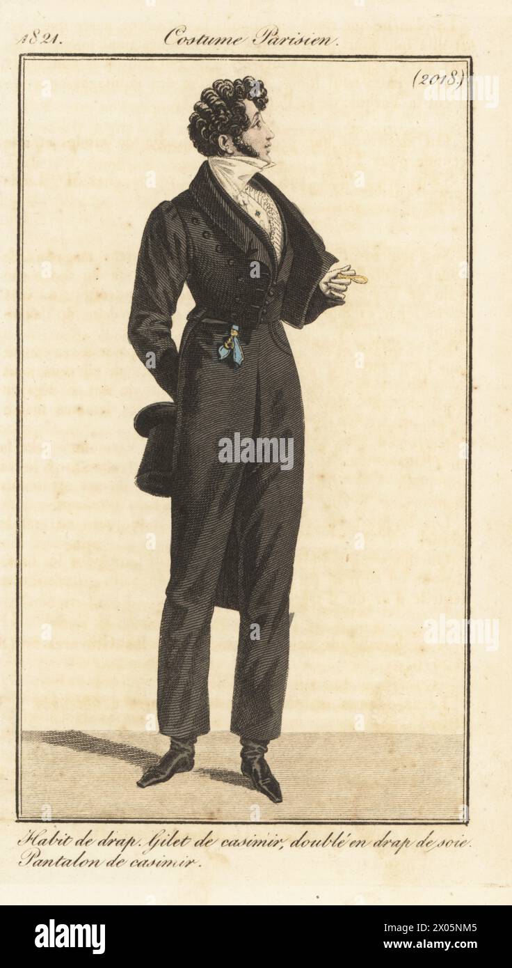 Französischer Dandy in Seide gefüttertem Frack, Kammweste und Hose mit Oberhut und Monokel. Habit de drap, Gilet de casimir, Double en drap de Soie, Pantalon de casimir. Handkolorierter Kupferstich nach einer Modeplatte von Louis Marie Lante aus Pierre de la Mesangere’s Journal des Dames et des Modes, Zeitschrift für Frauen und Mode, Paris, 1821. Stockfoto