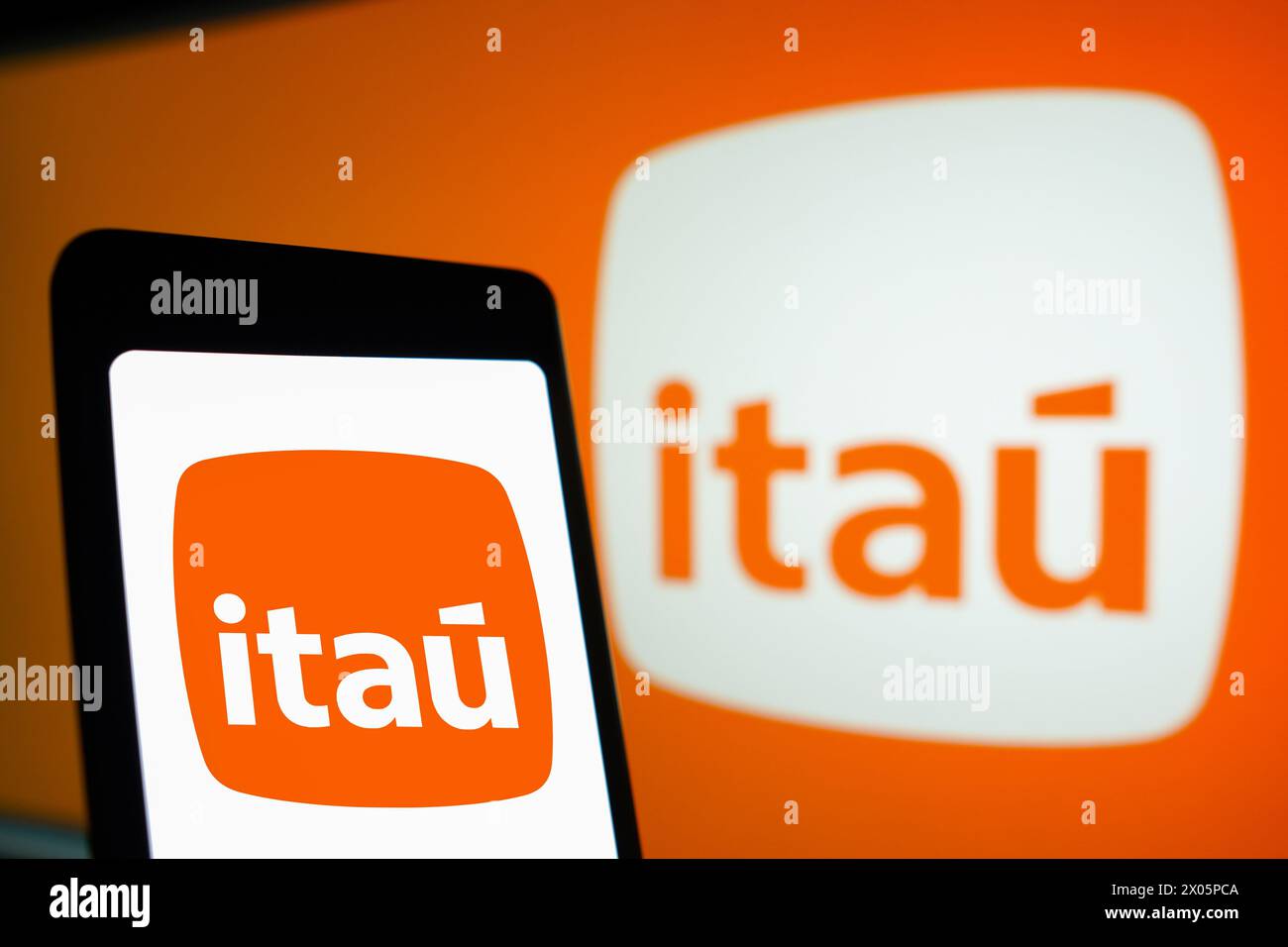 Brasilien. April 2024. In dieser Fotoabbildung wird das Banco Itau Logo auf einem Smartphone-Bildschirm und im Hintergrund angezeigt. (Foto von Rafael Henrique/SOPA Images/SIPA USA) *** ausschließlich für redaktionelle Nachrichten *** Credit: SIPA USA/Alamy Live News Stockfoto