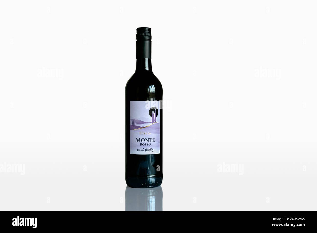 Monte Rosso Italia Rotwein süss & fruchtig auf weißem Hintergrund isoliert mit Reflexion Stockfoto