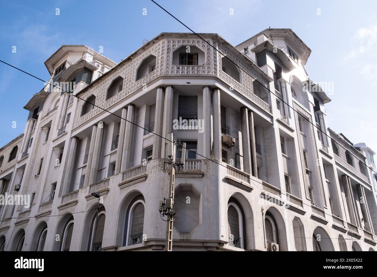 Gebäude, die die Bevölkerungsdichte im Art déco-Viertel zeigen, das unter dem französischen Protektorat das europäische Viertel der Stadt war und Heimat von s ist Stockfoto