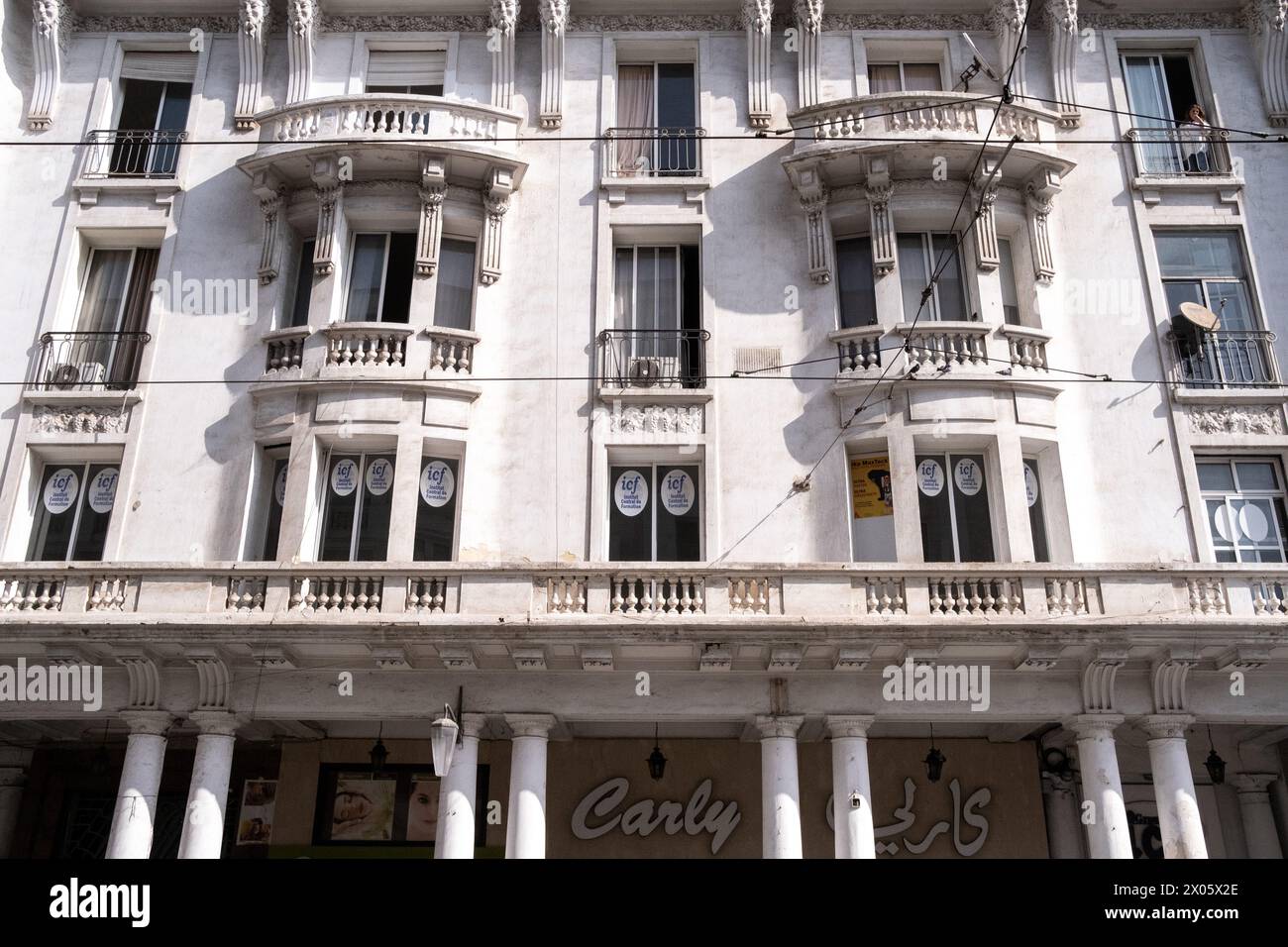 Gebäude, die die Bevölkerungsdichte im Art déco-Viertel zeigen, das unter dem französischen Protektorat das europäische Viertel der Stadt war und Heimat von s ist Stockfoto