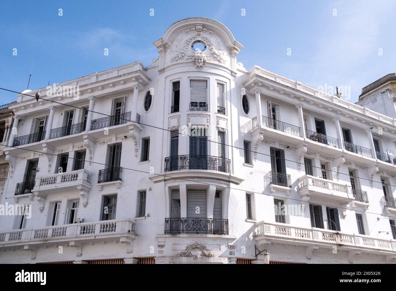 Gebäude, die die Bevölkerungsdichte im Art déco-Viertel zeigen, das unter dem französischen Protektorat das europäische Viertel der Stadt war und Heimat von s ist Stockfoto