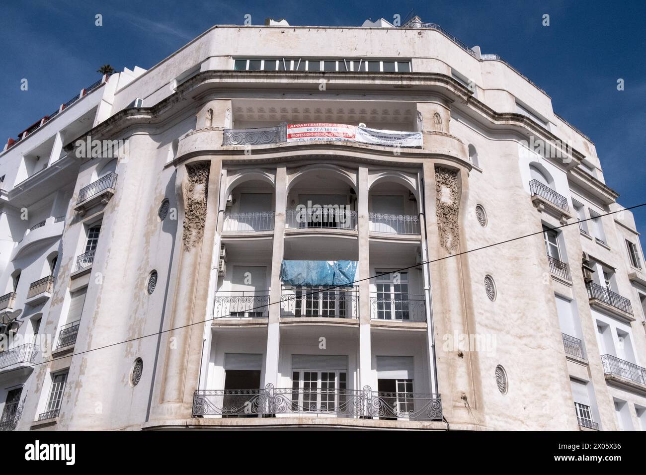 Gebäude, die die Bevölkerungsdichte im Art déco-Viertel zeigen, das unter dem französischen Protektorat das europäische Viertel der Stadt war und Heimat von s ist Stockfoto