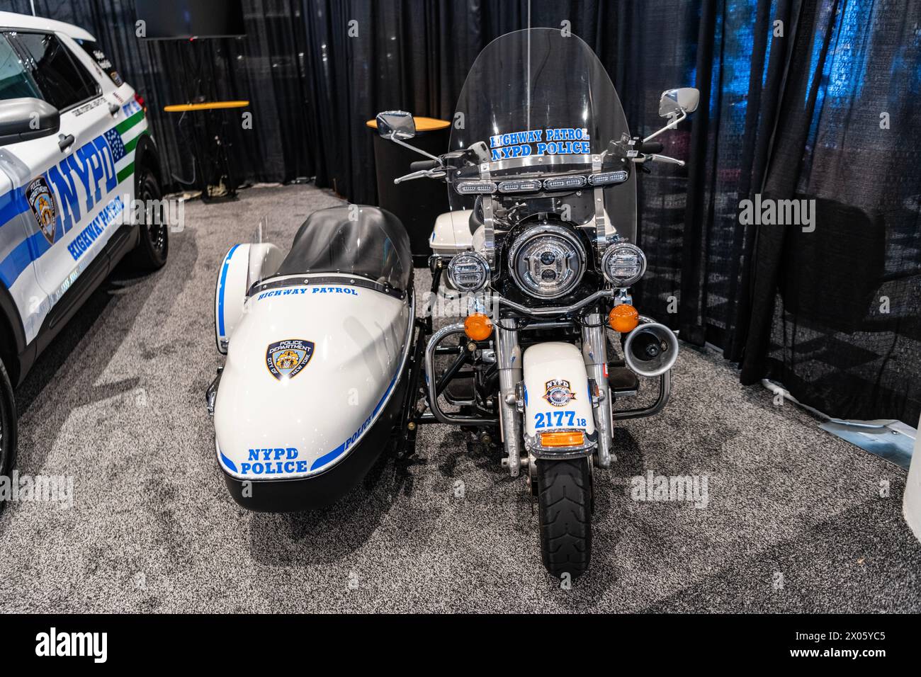New York City, USA - 27. März 2024: Harley Davidson Motorrad NYPD Police auf der New York International Auto Show, Vorderansicht Stockfoto
