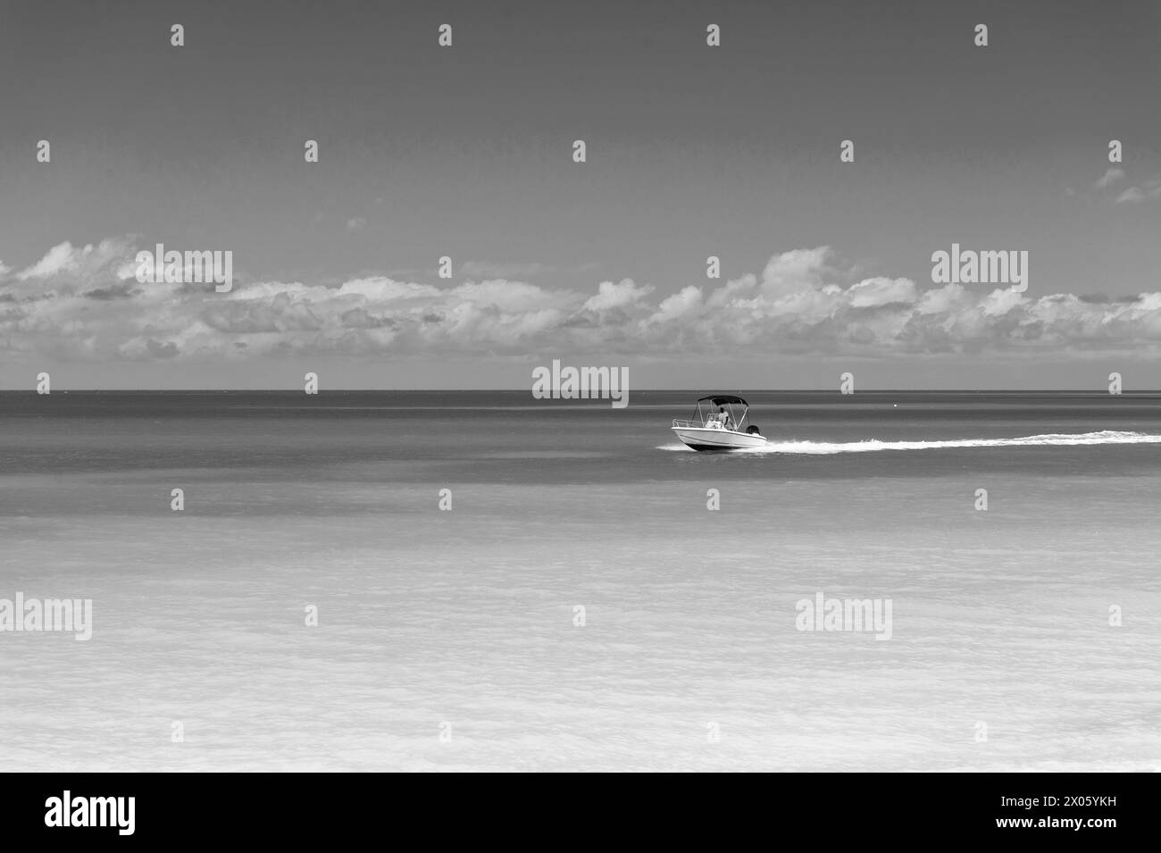 Sommerurlaub mit Yacht auf dem Meer. Sommerferien mit Yacht in Meereslandschaft. Stockfoto