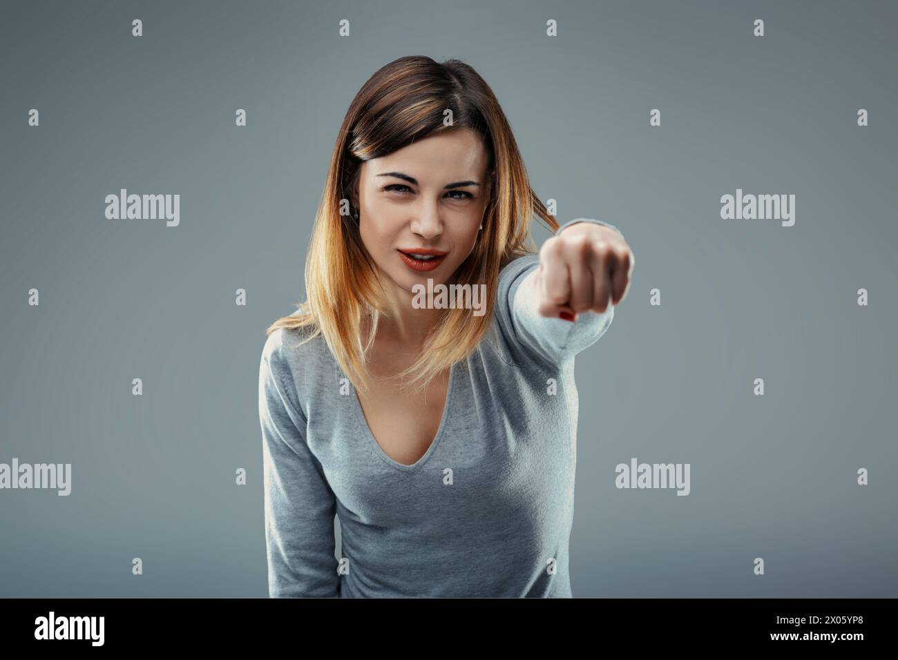 Beschuldigter Finger und intensive Augen vermitteln eine starke Botschaft der persönlichen Herausforderung oder Nachfrage Stockfoto Beschuldigter Finger und intensive Augen vermitteln eine starke Botschaft der persönlichen Herausforderung oder Nachfrage Stockfoto