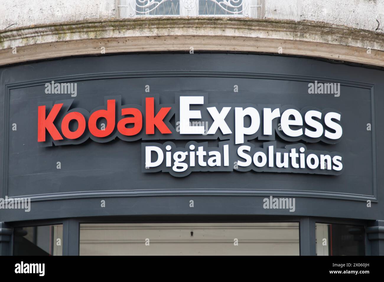 Bordeaux , Frankreich - 04 08 2024 : Kodak Express Digital Solutions Store Logo Text und Markenzeichen Entwicklung Shop Fotos Fotoarbeiten Boutiq Stockfoto