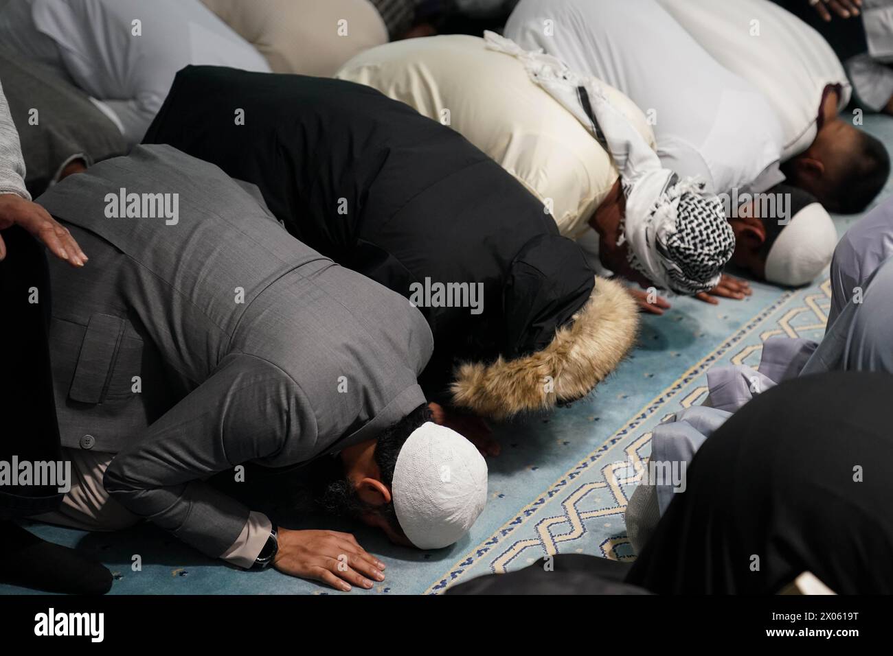 Die Gläubigen versammeln sich zum Morgengebet in der Green Lane Masjid in Birmingham, da der heilige Monat Ramadan zu Ende geht und die Muslime Eid al-Fitr feiern. Bilddatum: Mittwoch, 10. April 2024. Stockfoto