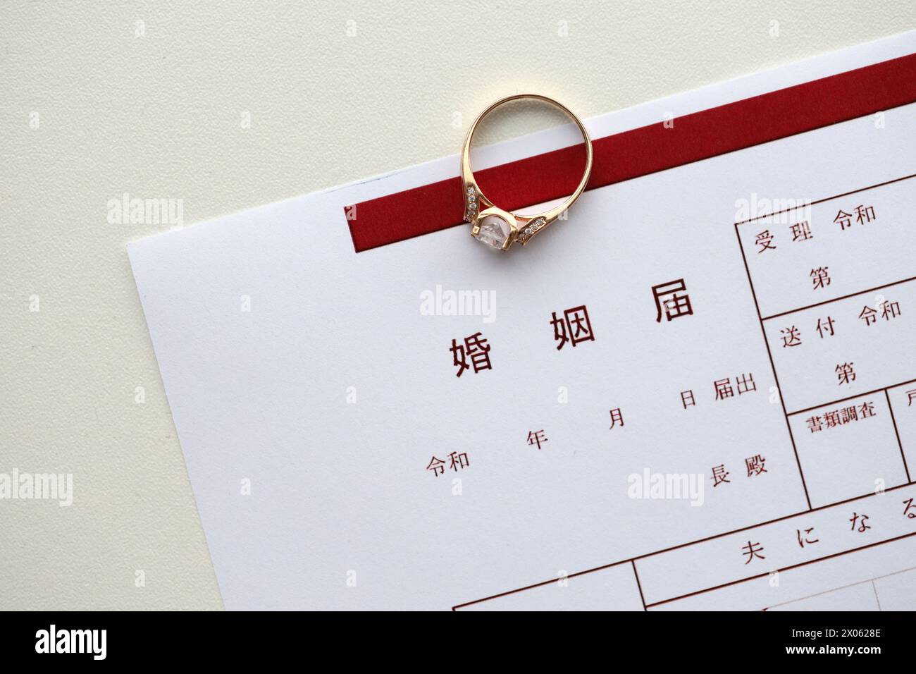 Japanisches Heiratsanzeigeformular, leeres Dokument und Hochzeitsantrag-Ring auf Tisch Nahaufnahme Stockfoto