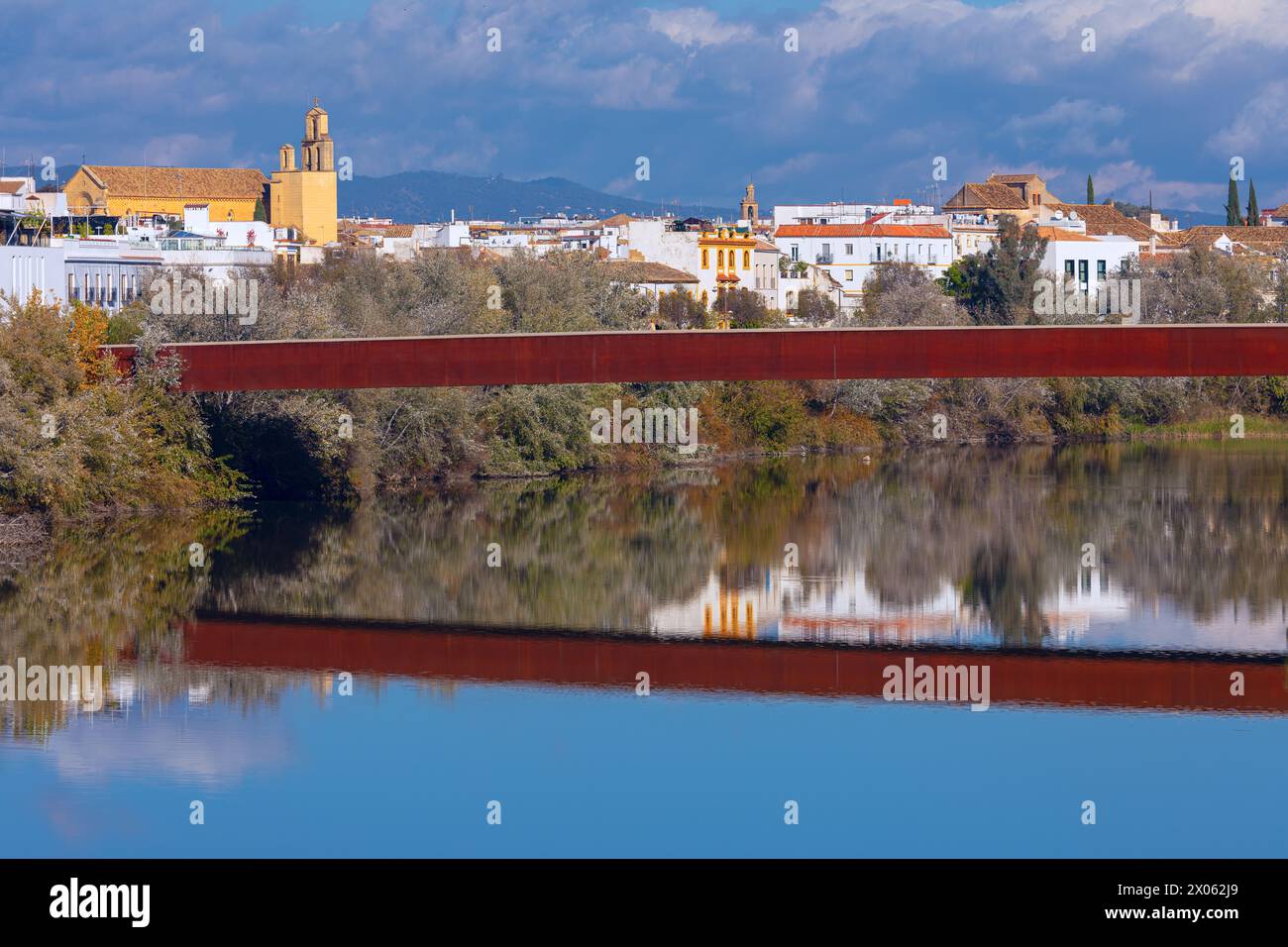 Puente de Miraflores in Cordoba Andalusien Spanien. Brücke über den Fluss Guadalquivir in Cordoba Stockfoto