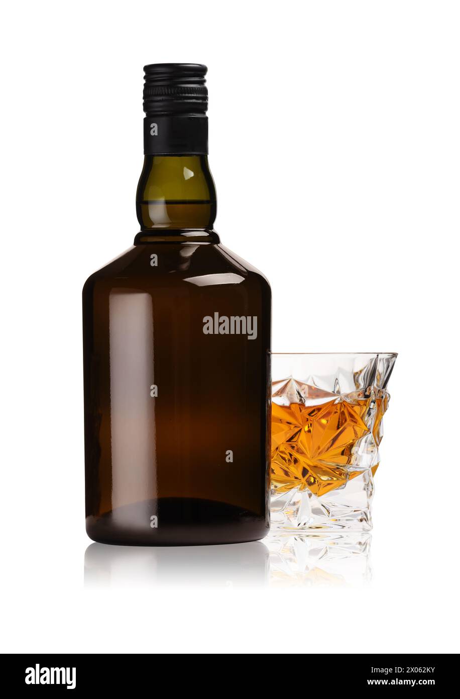 Glas und Flasche Whiskey isoliert auf weiß Stockfoto