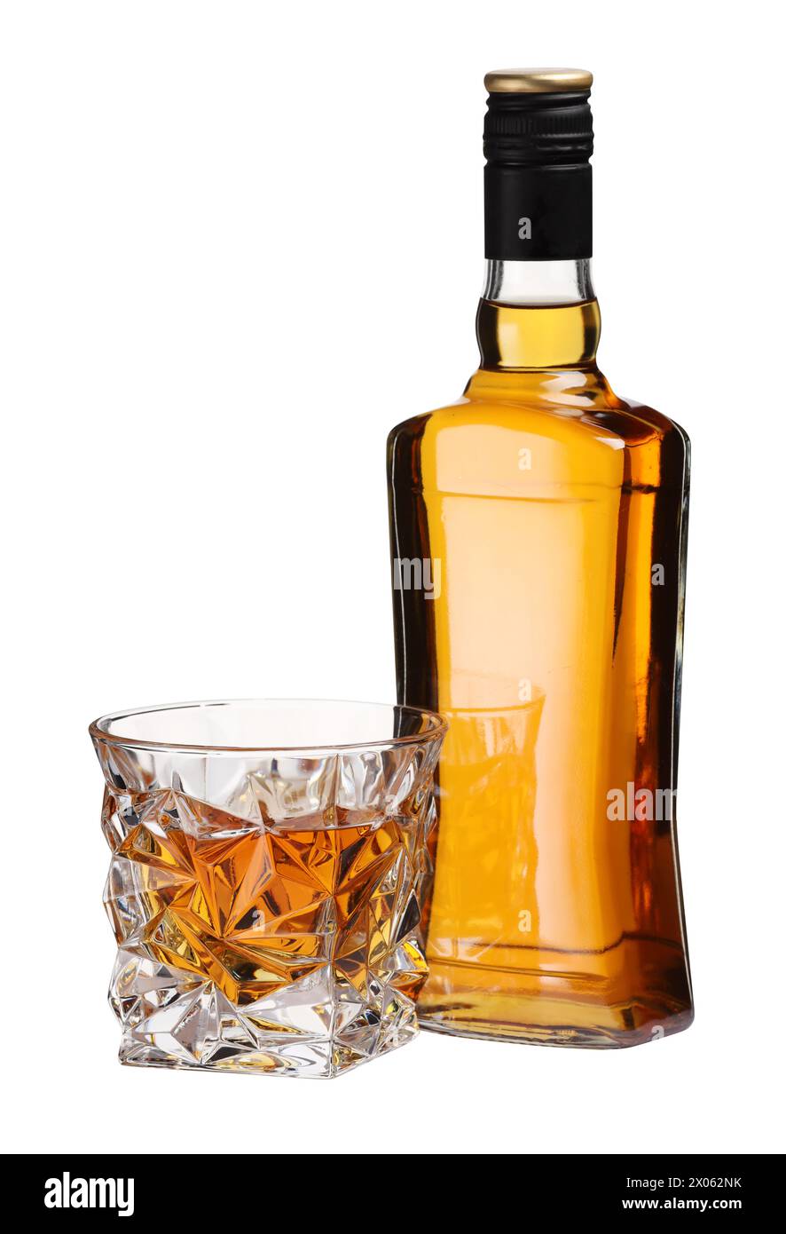 Glas und Flasche Whiskey isoliert auf weiß Stockfoto