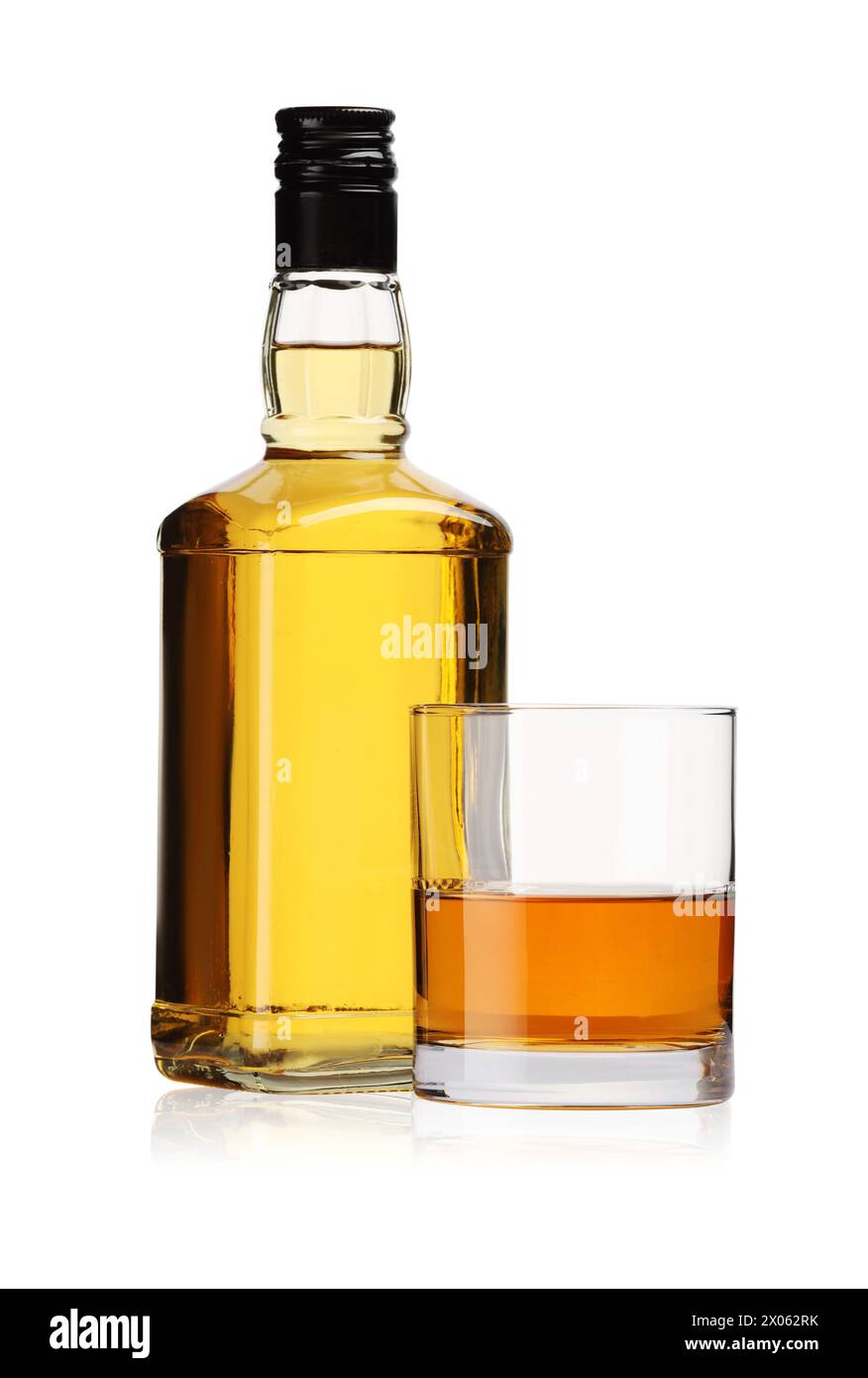 Glas und Flasche Whiskey isoliert auf weiß Stockfoto