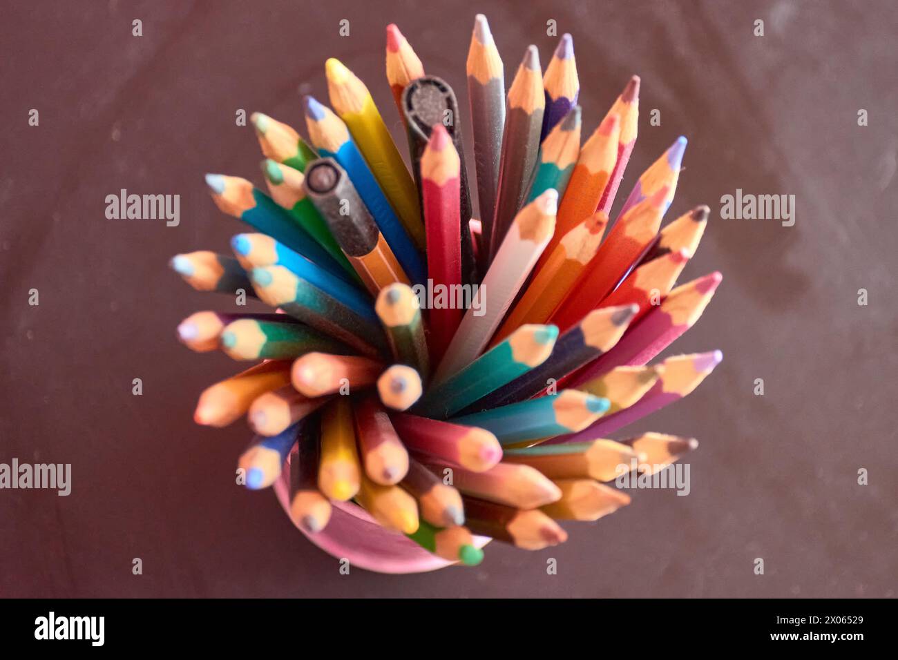 Bleistift, Farbe und Schreibwaren mit Draufsicht, Schule oder Kunst bieten Zoom für Bildungs- und kreative Zwecke. Schreibwerkzeuge, Kreativitätsmodelle und Stockfoto