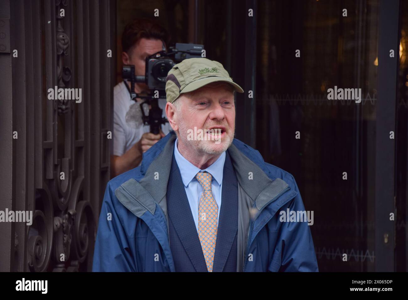 London, Großbritannien. April 2024. Der ehemalige Subpostmeister Alan Bates verlässt Aldwych House, während die IT-Untersuchung von Post Office Horizon fortgesetzt wird. Quelle: Vuk Valcic/Alamy Live News Stockfoto