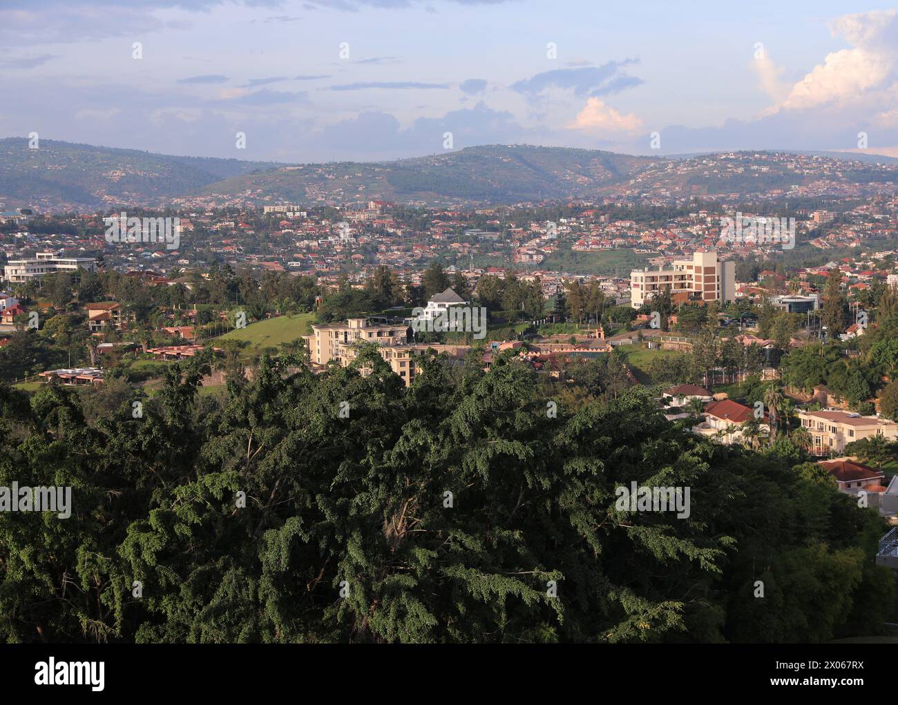 Kigali. April 2024. Dieses am 4. April 2024 aufgenommene Foto zeigt den Stadtanblick von Kigali, der Hauptstadt Ruandas. Quelle: Dong Jianghui/Xinhua/Alamy Live News Stockfoto