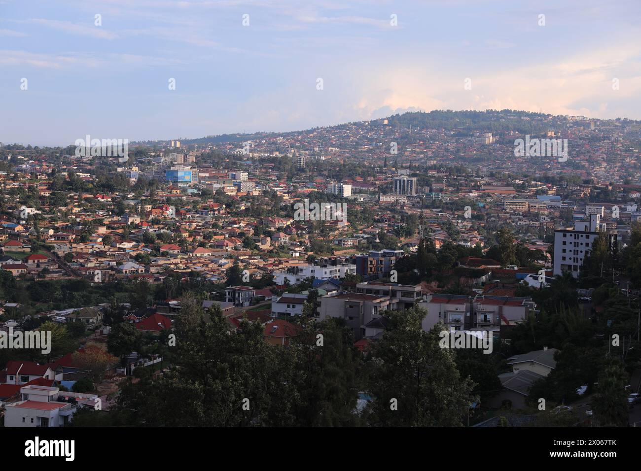 Kigali. April 2024. Dieses am 4. April 2024 aufgenommene Foto zeigt den Stadtanblick von Kigali, der Hauptstadt Ruandas. Quelle: Dong Jianghui/Xinhua/Alamy Live News Stockfoto