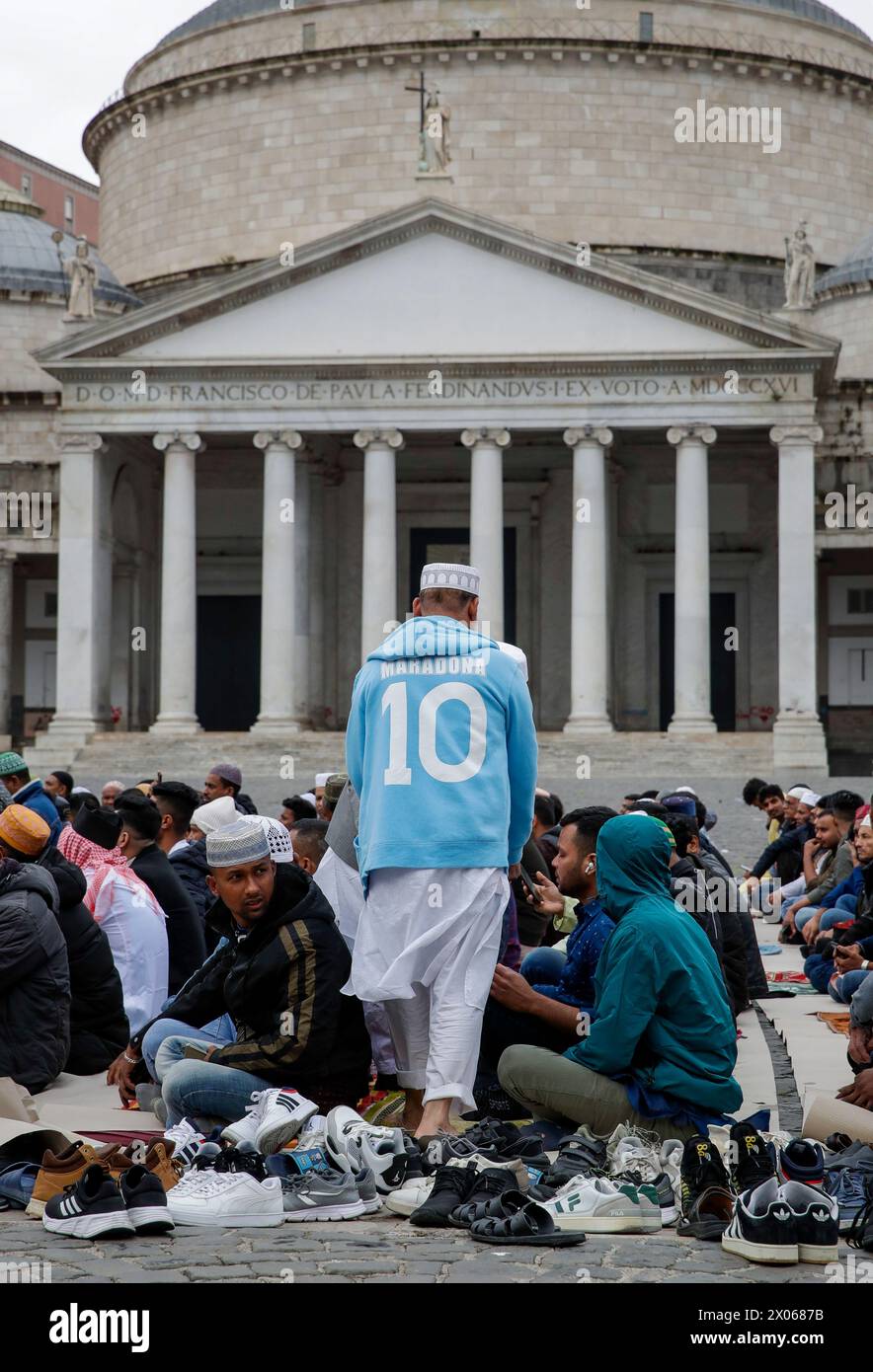 Neapel, Italien. April 2024. Einige Muslime am Ende des Ramadan. An diesem Tag versammeln sich muslimische Gläubige auf der Piazza del Plebiscito zum Ende des Ramadan-Gebet, auch bekannt als das fest der Pause, genannt Eid Al Fitr oder Eid Assagir. Im Hintergrund die Kirche von Saint Francesco di Paola Credit: Unabhängige Fotoagentur/Alamy Live News Stockfoto