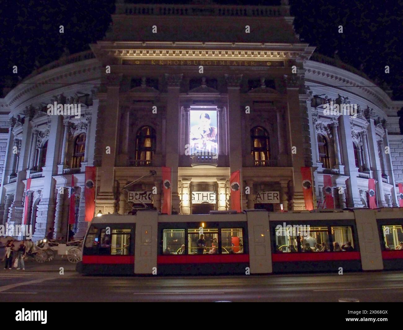 Wien, Österreich, Österreich. April 2024. Eröffnungsabend von FLATZ: HITLER, Ein HUNDELEBEN - im Burgtheater in Wien. Das Theater ist dekoriert, um wie Nazi-Deutschland im Aufstieg der Nazi-Bewegung Hitlers auszusehen, aber mit Hakenkreuz statt Hakenkreuz. Die Eröffnung erinnert an den 9. April, als Hilter am 9. April 1938 seine Perlenrede im Wiener Rathaus hielt. Die Ausstellung ist bis Ende Mai geöffnet. Das Burgstheater befindet sich gegenüber dem Rathaus, in dem es stattfand. (Kreditbild: © Bianca Otero/ZUMA Press Wire) NUR REDAKTIONELLE VERWENDUNG! Nicht für kommerzielle ZWECKE! Stockfoto