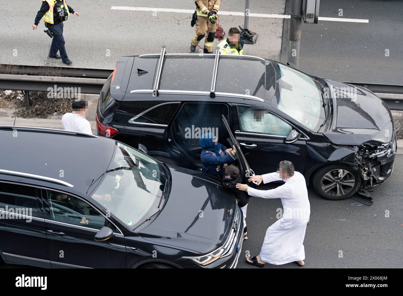 2024-04-10,Berlin, Verkehrsunfall Ausfahrt Kurfürstendamm auf der A100.ein Transporter kippte um.in Folge kam es zu einem Auffahrunfall von zwei PKWs.mehrere Personen sind in weiß gekleidet. *** 2024 04 10,Berlin, Verkehrsunfall an der Ausfahrt Kurfürstendamm auf der A100 Ein Transporter kippte dabei kam es zu einem Heckaufprall mit zwei Autos, bei denen mehrere Personen weiß gekleidet sind Stockfoto