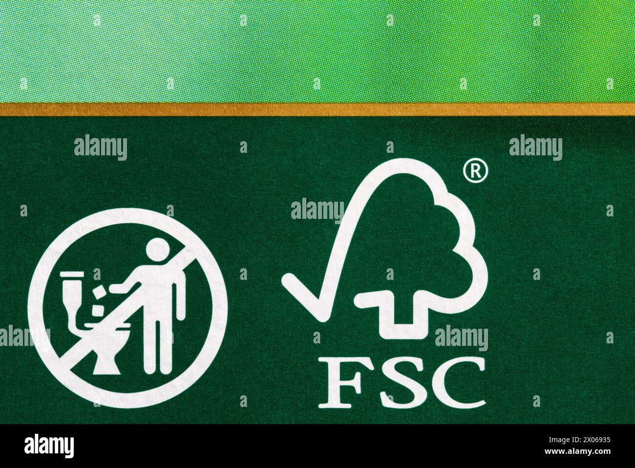 Das Logo des FSC Forest Stewardship Council und das Logo des „Don Not Down“-Toilettensymbols auf der Packung mit Ultra Balm-Lotioned-Taschentüchern von Sainsburys Stockfoto