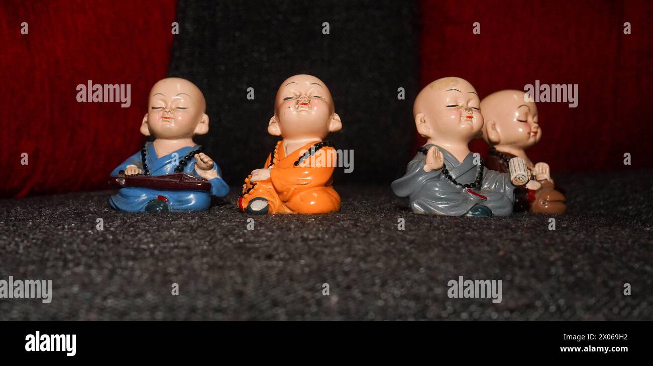 Eine Gruppe kleiner Figuren, die menschliche Gesichter darstellen. Er zeigt eine Puppe für Jungen und Figuren wie Zeichentrickfiguren, die Spielzeug oder Dekoration darstellen Stockfoto