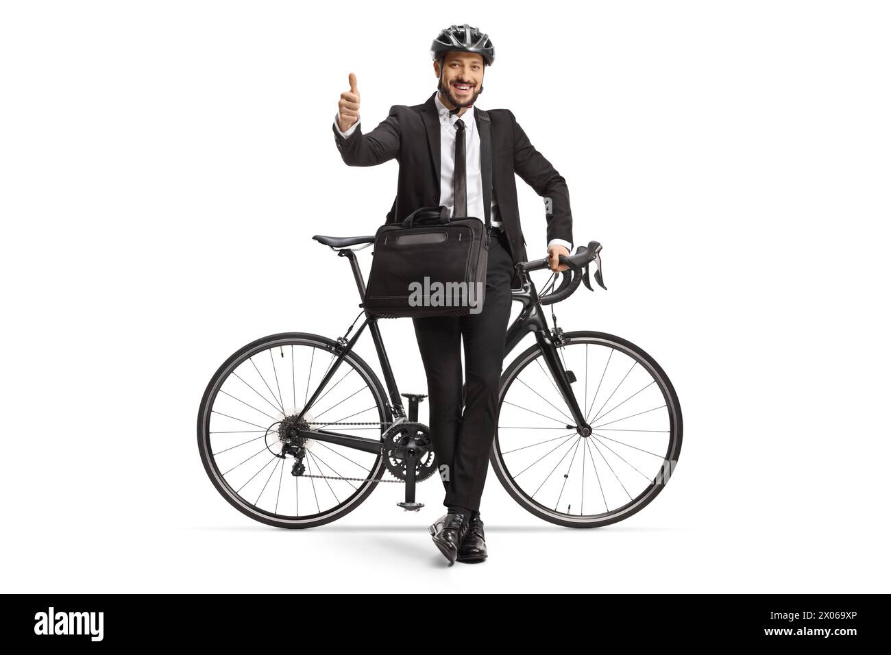 Geschäftsmann, der sich auf ein Fahrrad stützt und die Daumen nach oben bewegt, isoliert auf weißem Hintergrund Stockfoto