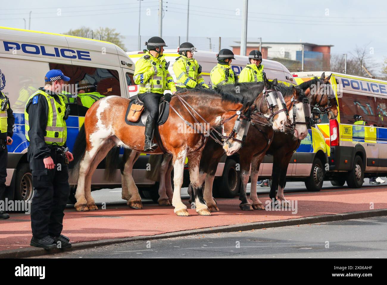Polizeibeamte und Polizeipferde im Ibrox-Stadion vor einem Fußballspiel in Glasgow, Schottland, Großbritannien Stockfoto