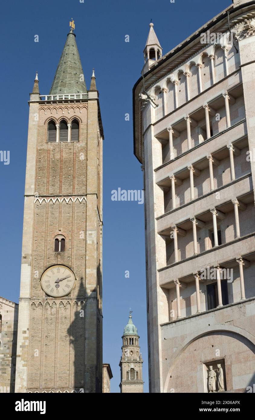 Der Glockenturm Duomo und das Baptisterium und die Kirche San Giovanni im Hintergrund, Parma, Italien Stockfoto