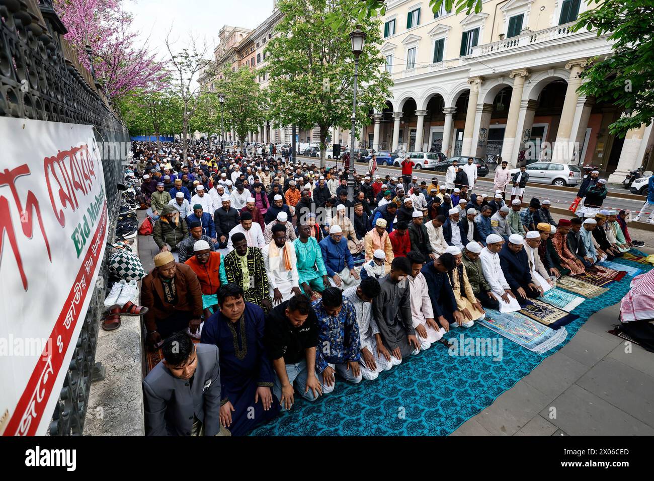 Muslims pray on the first day of the Muslim holiday of Eid al-Fitr in Rome, Italy, Wednesday, April 10, 2024. The Eid al-Fitr holiday is marking the end of the Islamic holy month of Ramadan. (Cecilia Fabiano/LaPresse via AP) Stockfoto