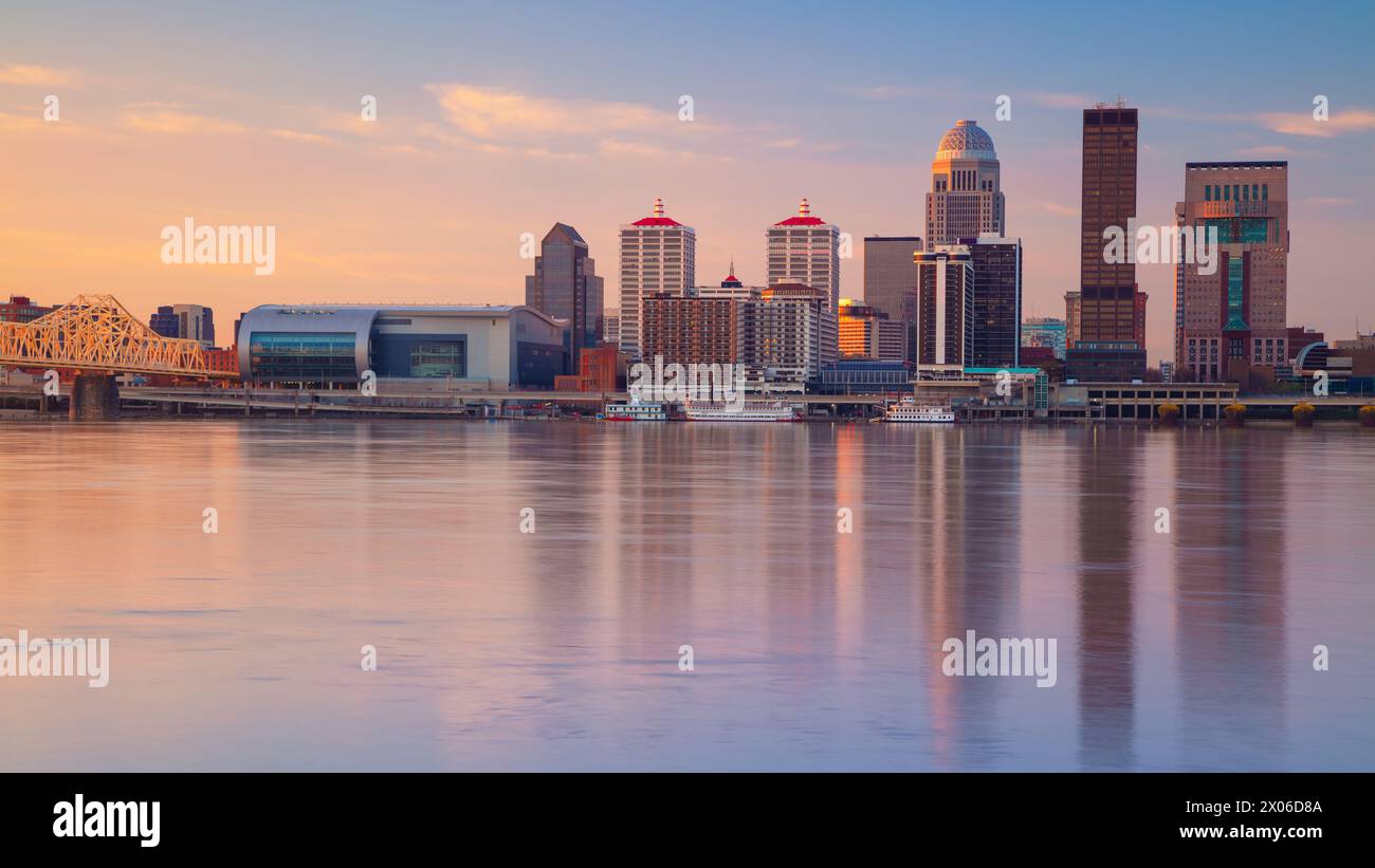 Louisville, Kentucky, USA. Stadtbild der Skyline der Innenstadt von Louisville, Kentucky, USA mit Reflexion der Stadt Ohio River bei Sonnenaufgang im Frühling. Stockfoto