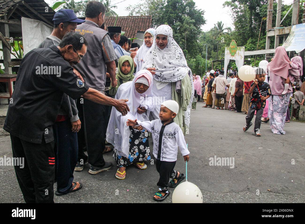 Sleman, Yogyakarta, INDONESIEN. April 2024. Muslime erhalten Eid al-Fitr-Grüße von Christen, nachdem sie Eid al-Fitr-Gebete in Sleman, Yogyakarta, Indonesien, am Mittwoch, den 10. April 2024 durchgeführt haben. (Kreditbild: © Antonius Jagad SR/ZUMA Press Wire) NUR REDAKTIONELLE VERWENDUNG! Nicht für kommerzielle ZWECKE! Stockfoto