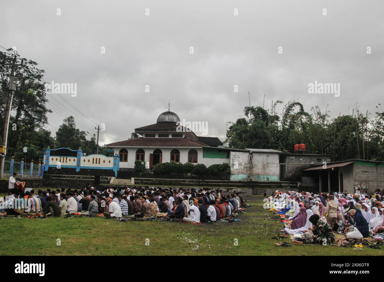 Sleman, Sonderregion Yogyakarta, INDONESIEN. April 2024. Muslime beten Eid al-Fitr auf den Hängen des Mount Merapi, Sleman, Yogyakarta, Indonesien, Mittwoch, April 2024. (Kreditbild: © Antonius Jagad SR/ZUMA Press Wire) NUR REDAKTIONELLE VERWENDUNG! Nicht für kommerzielle ZWECKE! Stockfoto