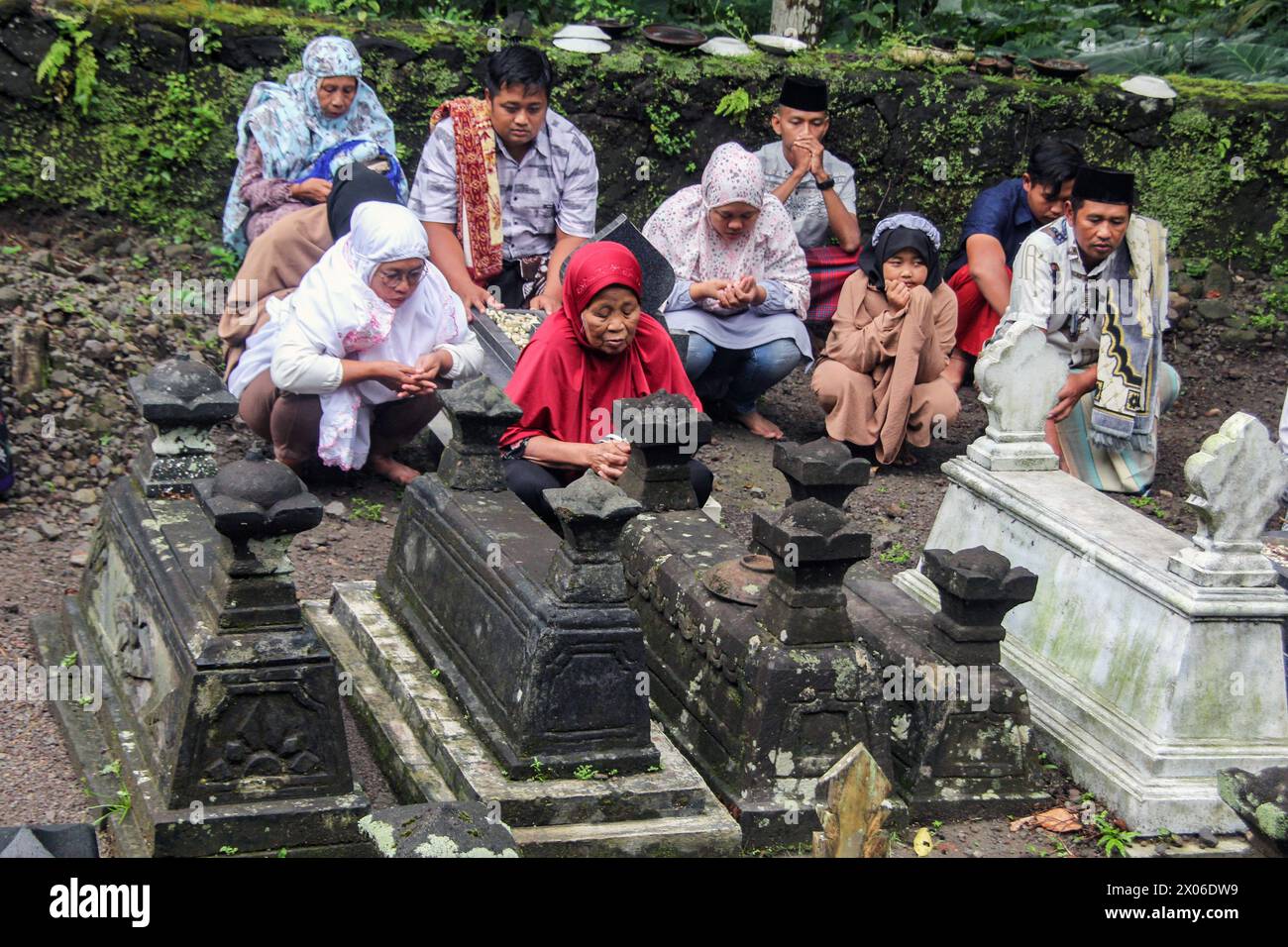 Sleman, Yogyakarta, INDONESIEN. April 2024. Muslime beten am Grab ihrer Familie, nachdem sie Eid al-Fitr Gebete in Sleman, Yogyakarta, Indonesien, am Mittwoch, den 10. April durchgeführt haben. 2024. (Kreditbild: © Antonius Jagad SR/ZUMA Press Wire) NUR REDAKTIONELLE VERWENDUNG! Nicht für kommerzielle ZWECKE! Stockfoto