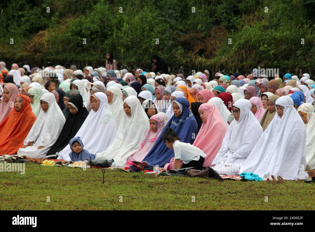 Sleman, Sonderregion Yogyakarta, INDONESIEN. April 2024. Muslime beten Eid al-Fitr auf den Hängen des Mount Merapi, Sleman, Yogyakarta, Indonesien, Mittwoch, April 2024. (Kreditbild: © Antonius Jagad SR/ZUMA Press Wire) NUR REDAKTIONELLE VERWENDUNG! Nicht für kommerzielle ZWECKE! Stockfoto