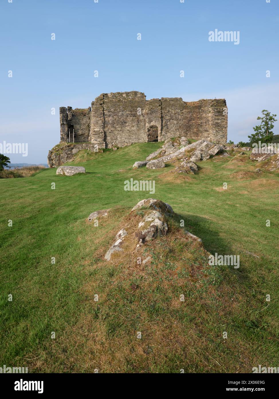 Castle Sween, auch bekannt als Caisteal Suibhne und Caistéal Suibhne, liegt am östlichen Ufer des Loch Sween in Knapdale Argyll, Schottland, Großbritannien Stockfoto