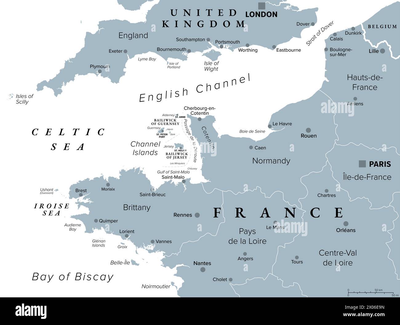 Nordfrankreich, graue politische Karte. Küste Frankreichs und Großbritanniens entlang des Ärmelkanals und entlang der Biskaya mit Kanalinseln. Stockfoto