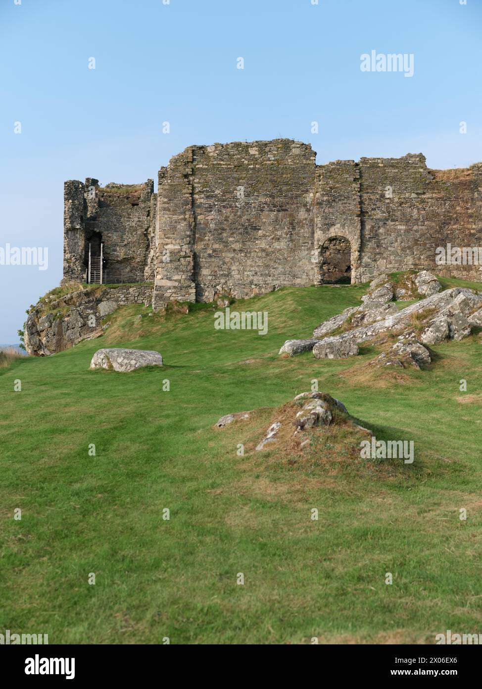 Castle Sween, auch bekannt als Caisteal Suibhne und Caistéal Suibhne, liegt am östlichen Ufer des Loch Sween in Knapdale Argyll, Schottland, Großbritannien Stockfoto