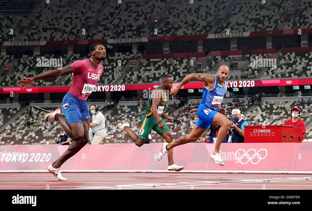 Dateifoto vom 01.08.2021 vom italienischen Lamont Jacobs (rechts) gewinnt am neunten Tag der Olympischen Spiele 2020 in Tokio die 100 Meter langen Männer im Olympiastadion. Die Leichtathletik-Goldmedaillengewinner bei den Olympischen Spielen in Paris in diesem Sommer erhalten jeweils 50.000 US-Dollar (39.400) als Preisgeld. World Athletics gab am Mittwochmorgen den Preis von 2,4 Millionen Dollar (1,89 Millionen Pfund) bekannt und ist damit der erste internationale Sportverband, der bei Olympischen Spielen Preisgeld vergibt. Ausgabedatum: Mittwoch, 10. April 2024. Stockfoto