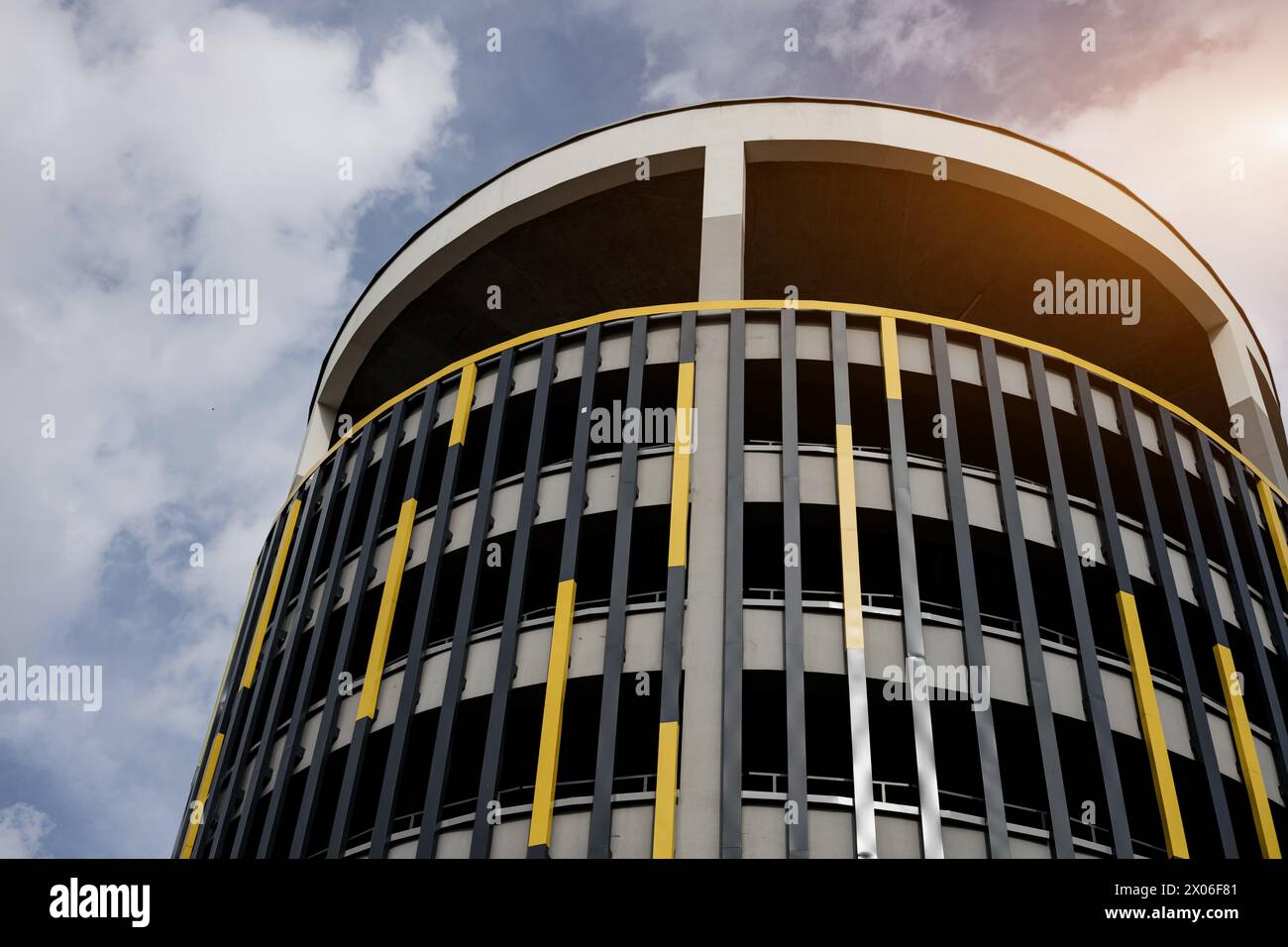 Mehrstöckiger moderner Parkplatz am Himmel Stockfoto