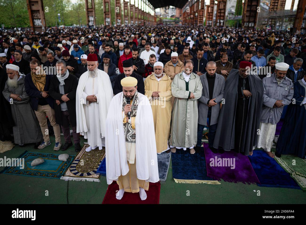 Eid al Fitr Mitglieder der muslimischen Gemeinde beten im Parco Dora im Rahmen der Eid al-Fitr-Feierlichkeiten. EID al-Fitr wird von Muslimen weltweit gefeiert, weil es das Ende des Ramadan-Monats markiert. Turin Italien Copyright: xNicolòxCampox Stockfoto