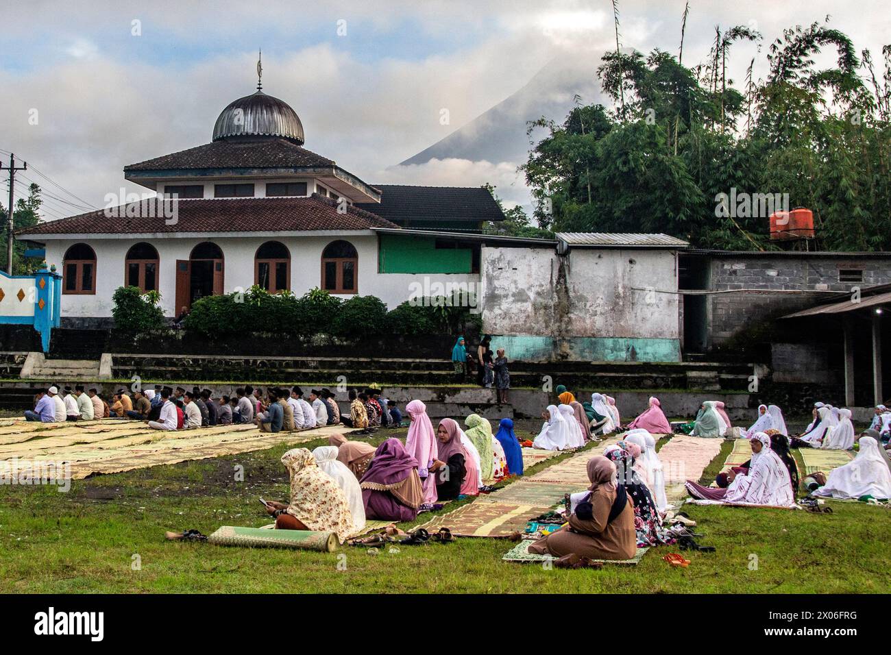 Sleman, Yogyakarta, INDONESIEN. April 2024. Muslime beten Eid al-Fitr auf den Hängen des Mount Merapi, Sleman, Yogyakarta, Indonesien, Mittwoch, April 2024. (Kreditbild: © Antonius Jagad SR/ZUMA Press Wire) NUR REDAKTIONELLE VERWENDUNG! Nicht für kommerzielle ZWECKE! Stockfoto