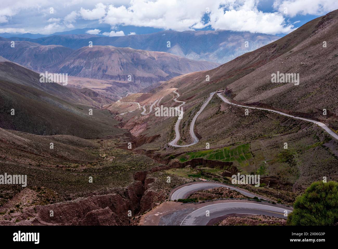 Typische Landschaft der Cuesta de Lipan, in der Nähe von Purmamarca, Provinz Jujuy, Argentinien. Stockfoto