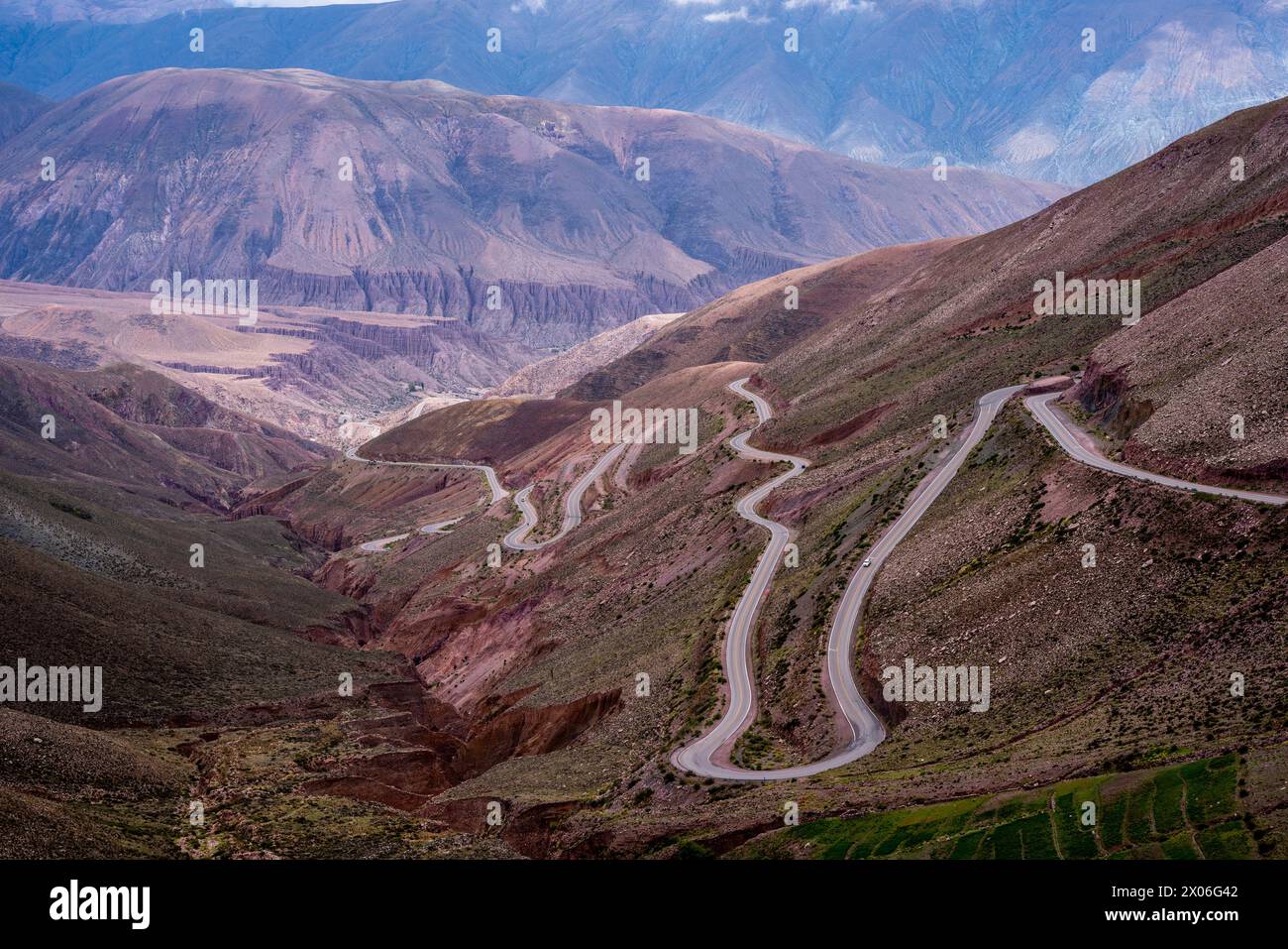 Typische Landschaft der Cuesta de Lipan, in der Nähe von Purmamarca, Provinz Jujuy, Argentinien. Stockfoto