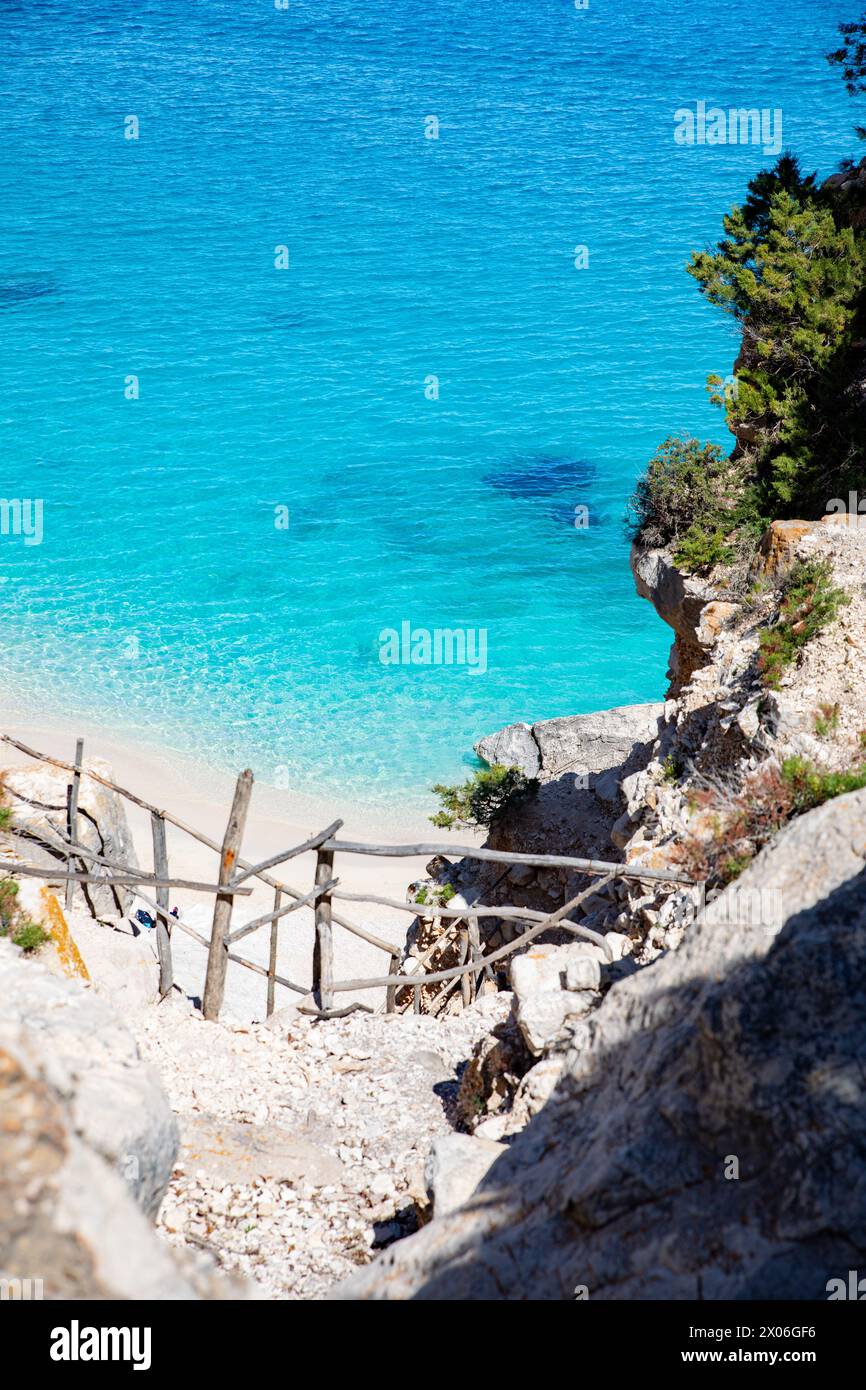Cala Goloritzé, ein azurblauer Strand in der Stadt Baunei, im südlichen Teil des Golfs von Orosei, in der Region Ogliastra auf Sardinien. Stockfoto