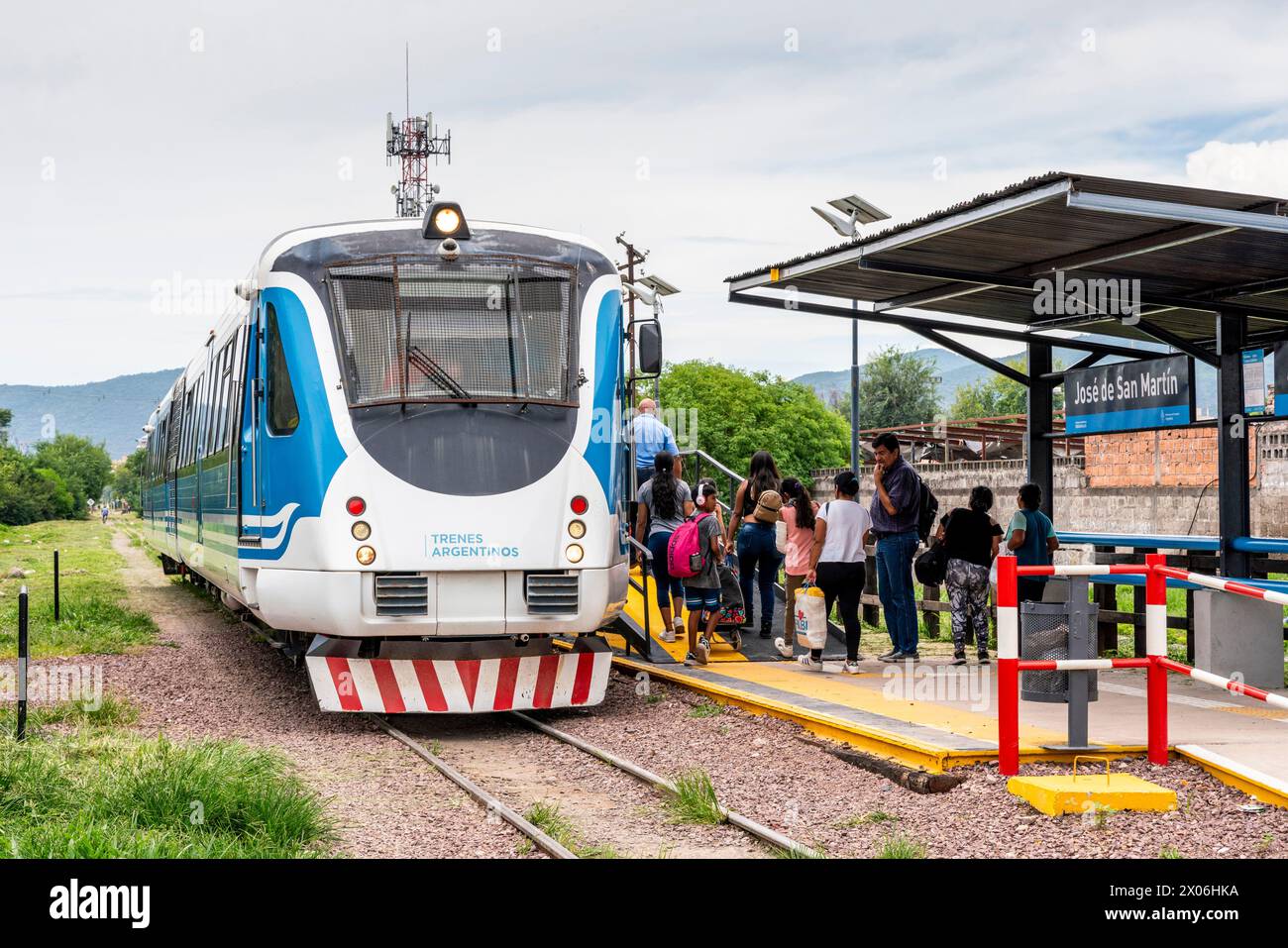 Passagiere, die Einen Regionalzug am Bahnhof Jose de San Martin, Salta, Provinz Salta, Argentinien nehmen. Stockfoto