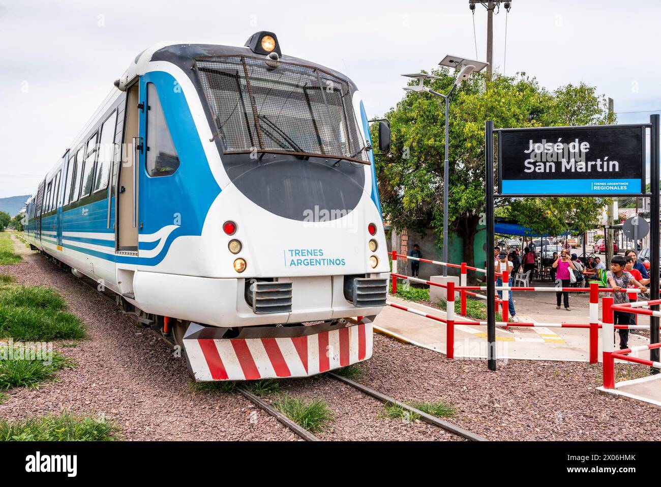 Ein Regionalzug fährt vom Bahnhof Jose de San Martin, Salta, Provinz Salta, Argentinien. Stockfoto