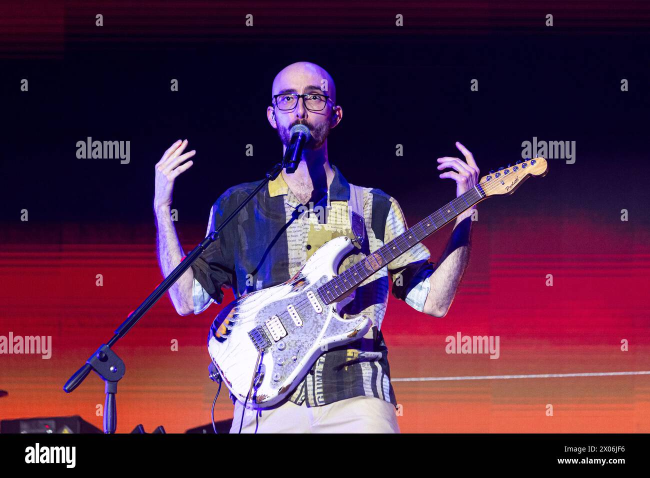 Mailand, Italien. April 2024. Lorenzo Pasini von Pinguini Tattici Nucleari tritt live im Konzert im Forum in Mailand auf. Quelle: SOPA Images Limited/Alamy Live News Stockfoto