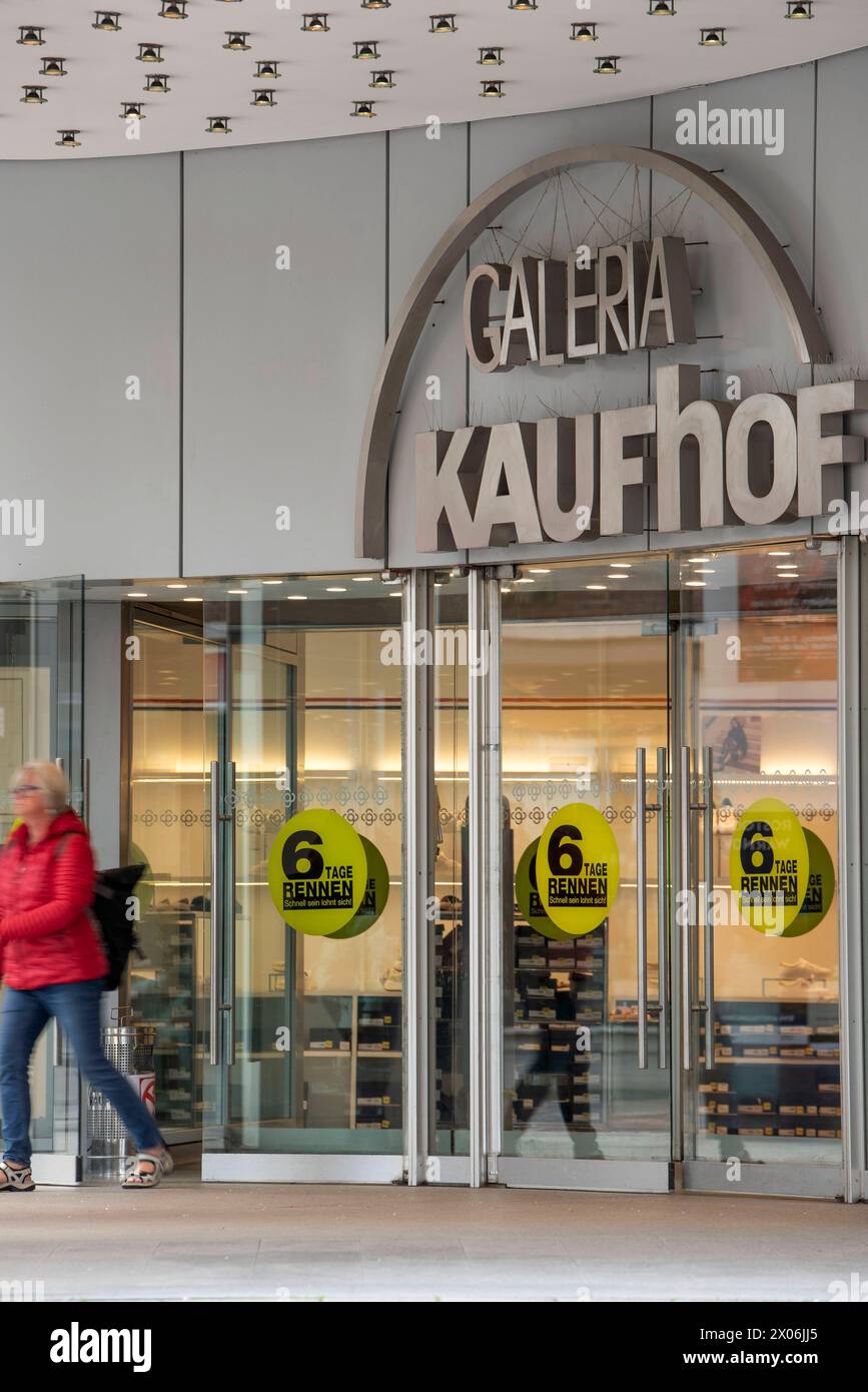 Blick auf das Haus der Galeria Kaufhof in der City von Rostock, Mecklenburg-Vorpommern. Die Warenhauskette Galeria Karstadt Kaufhof ist zum dritten Mal innerhalb von wenigen Jahren in Insolvenz gegangen. Der insolvente Warenhaus-Konzern Galeria Karstadt Kaufhof soll von einem Konsortium, bestehend aus der US-Investmentgesellschaft NRDC Equity Partners und dem deutschen Unternehmer Bernd Beetz, übernohmen werden. Mecklenburg-Vorpommern hat das Karstadt-Stammhaus in Wismar sowie die Galeria Kaufhof in Rostock. ROSTOCK *** Blick auf den Galeria Kaufhof im Stadtzentrum von Rostock, Mecklenbu Stockfoto